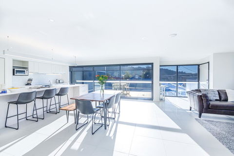 Luxurious Apartment, A Stones Throw From The Beach - Seniors Australia 2