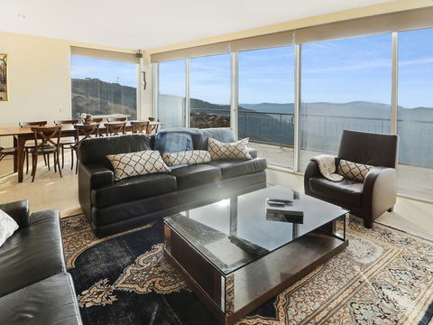 MarkII 4 West - Seniors Australia 0