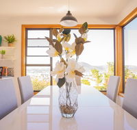 Moonah House-10 mins to CBD  MONA 4BR 2 BATH great view park 3 cars sleep 11 king bed en-suite - Seniors Australia