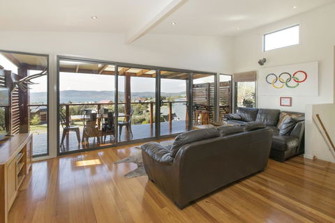 Ned Kelly's Retreat - Sophisticated Style With Modern Convenience And Magical Outlook - Seniors Australia 0