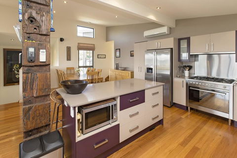 Ned Kelly's Retreat - Sophisticated Style With Modern Convenience And Magical Outlook - Seniors Australia 1