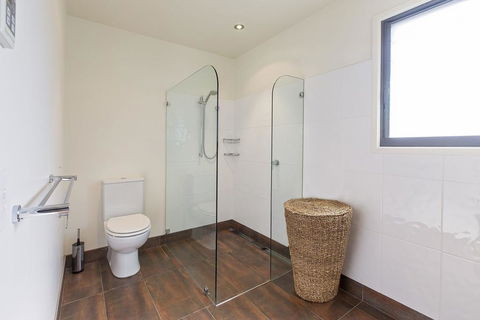 Ned Kelly's Retreat - Sophisticated Style With Modern Convenience And Magical Outlook - Seniors Australia 3