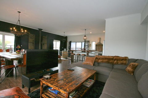 Oak & Barrel / 7 Twynam Street - Seniors Australia 0