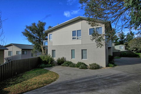 Opus 1/10 Poly Cow Lane - Seniors Australia 2