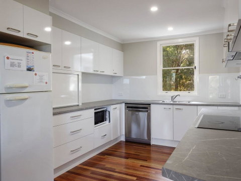 Pet Friendly 4 Bedroom Holiday Home - River Views - Seniors Australia 2