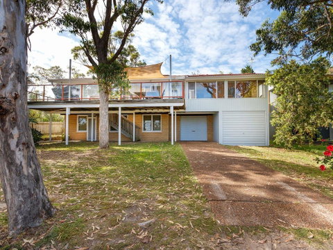 Pet Friendly 4 Bedroom Holiday Home - River Views - Seniors Australia 0