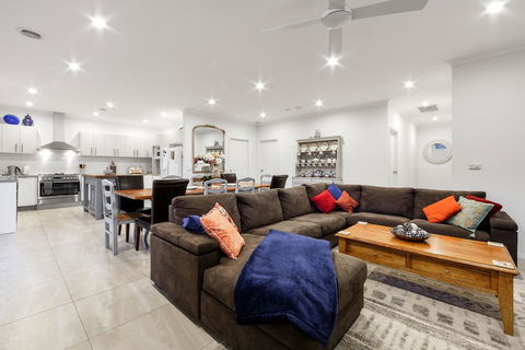 StayCentral - Rosanna Luxurious Mansion - Seniors Australia 0