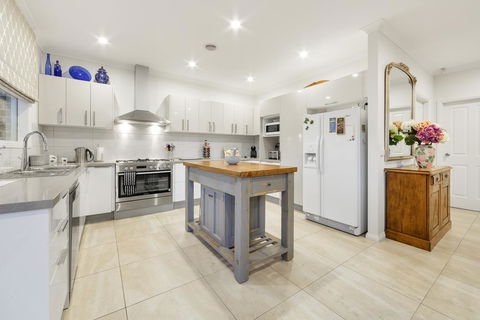 StayCentral - Rosanna Luxurious Mansion - Seniors Australia 1