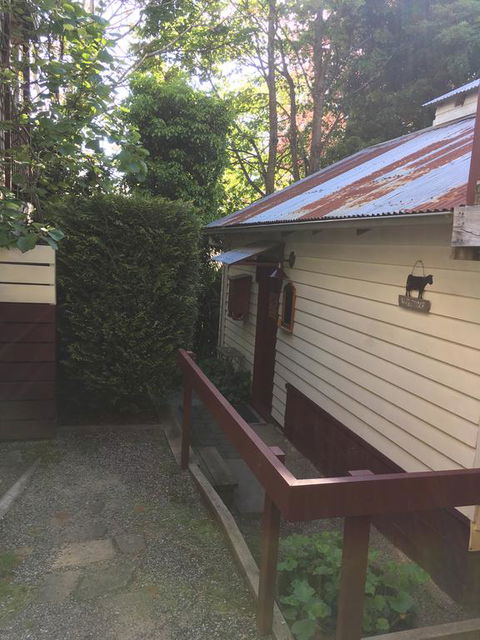 Stone's Throw Cottage Bed And Breakfast - Seniors Australia 3