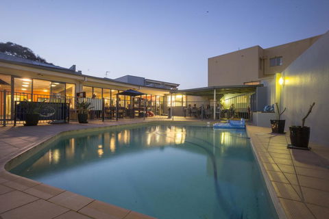 Sydney Beachouse YHA - Seniors Australia 0