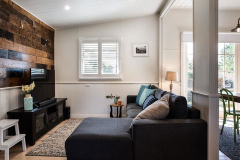 Table Hill Cottage - Seniors Australia 3
