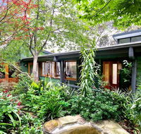 The Black Cockatoo - Secret Garden Mountains Home - Seniors Australia