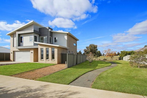 The Clubhouse On Black Bull - Seniors Australia 1