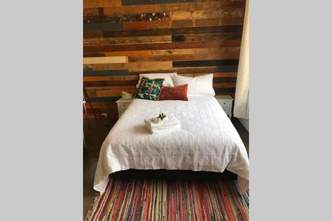The Cottage - 58 Acre Farm Stay At Hanging Rock - Seniors Australia 1