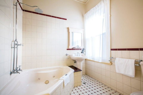The Glenferrie Hotel Hawthorn - Seniors Australia 1