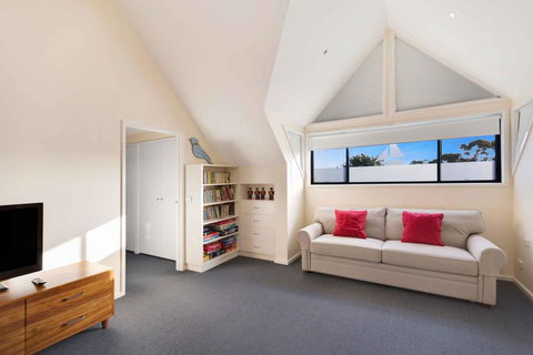 The Loft - Waterfront With Private Pool - Seniors Australia 2