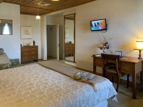 The Racecourse Inn - Seniors Australia 1