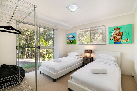Tropical Townhouse With Two Courtyards And Pool - Seniors Australia 2