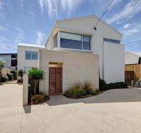 Villa Moyne - located in a quiet cul de sac and designed for beach families - Seniors Australia
