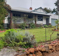 Walnut Cottage - 2 bedroom pet friendly country cottage - Seniors Australia