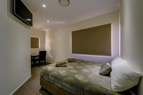 Western Downs Motor Inn - Seniors Australia 3