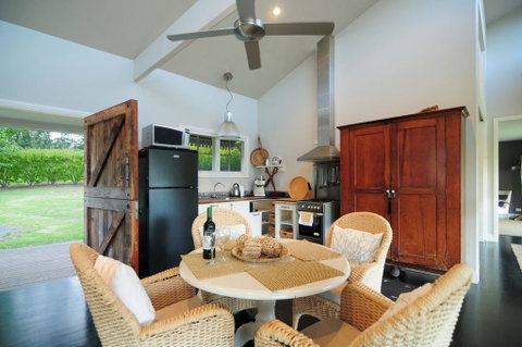Willabrook Retreat - Mojo Cottage - Romantic Escape! - Seniors Australia 3