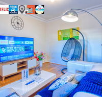 Wollongong station holiday house with Wi-Fi75 Inch TV NetflixParkingBeach - Seniors Australia