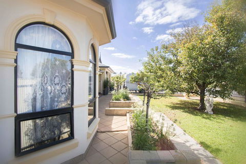 Yellow Rose Cottage - Seniors Australia 2