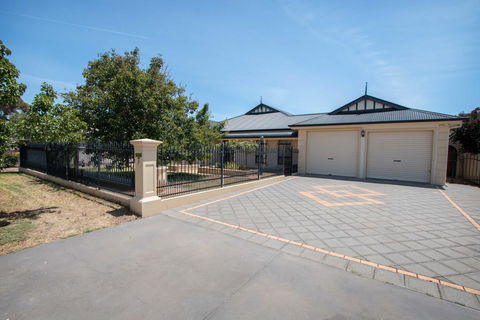 Yellow Rose Cottage - Seniors Australia 0