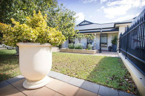 Yellow Rose Cottage - Seniors Australia 1
