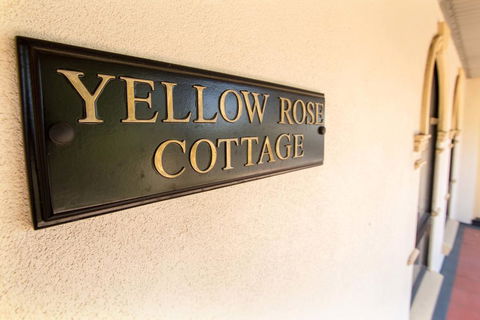 Yellow Rose Cottage - Seniors Australia 3